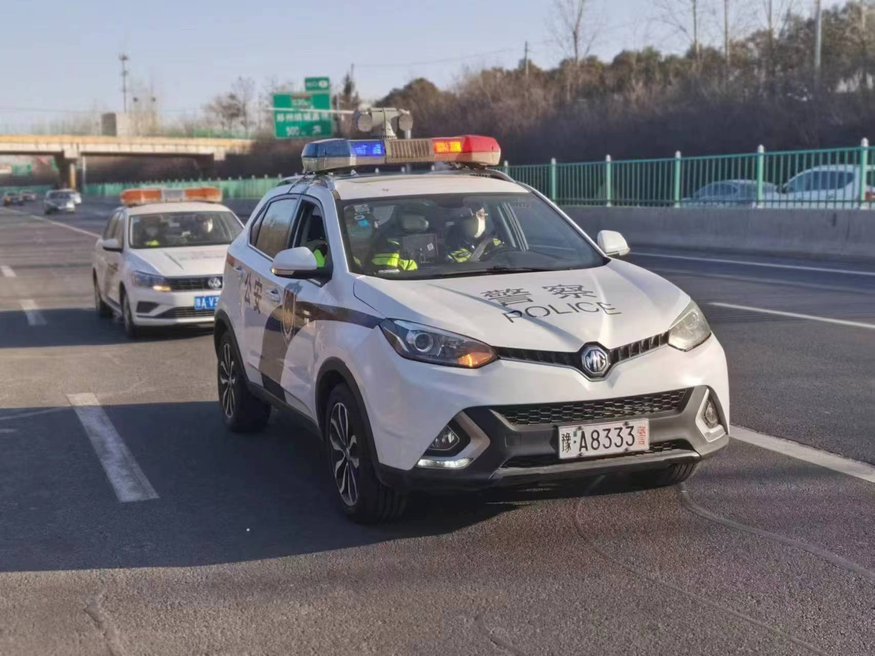 正月初六返程高峰郑州高速交警二支队联合警保联动服务专员共同上路