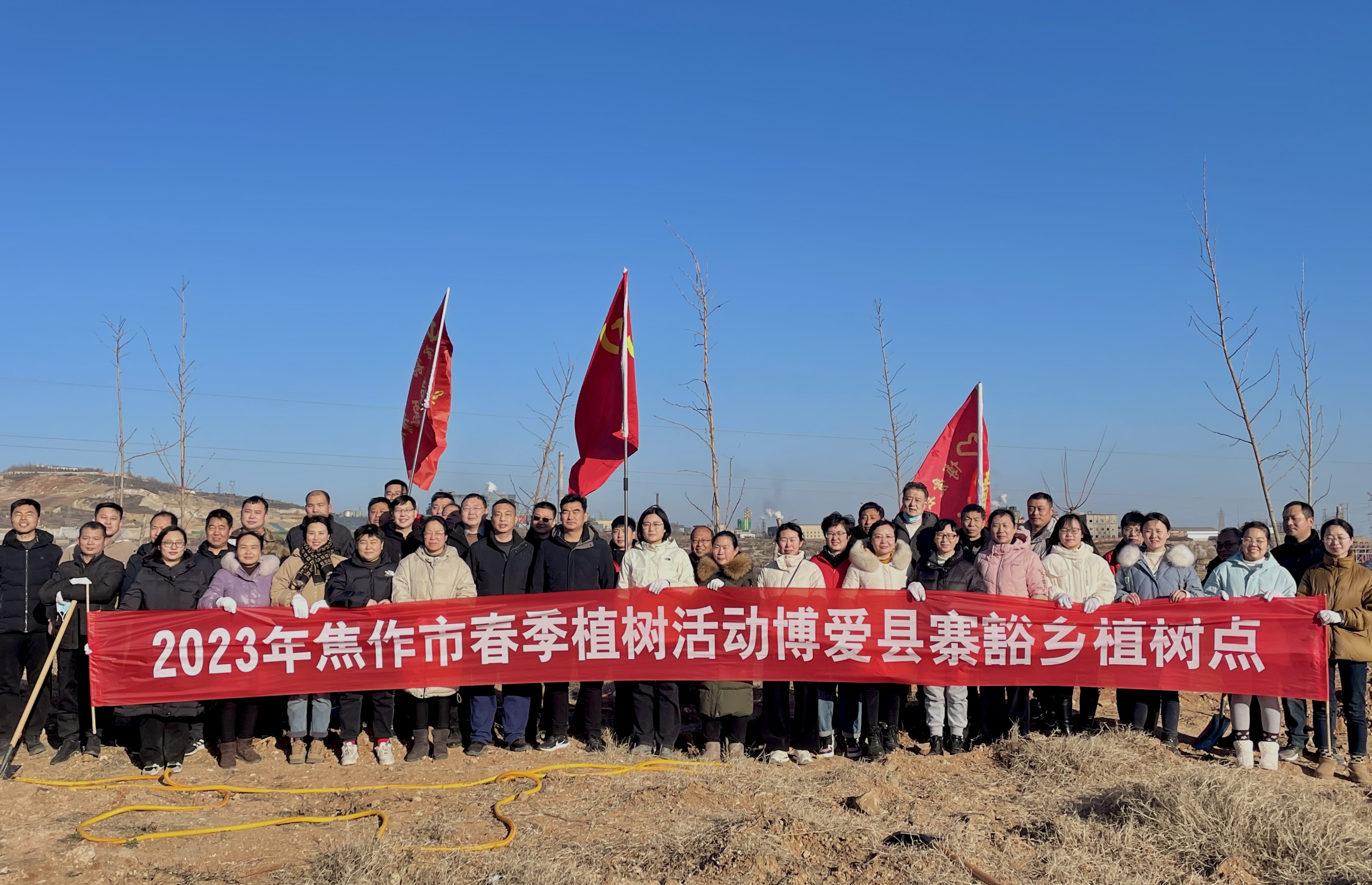 春风拂沃野植绿正当时博爱县寨豁乡开展义务植树活动