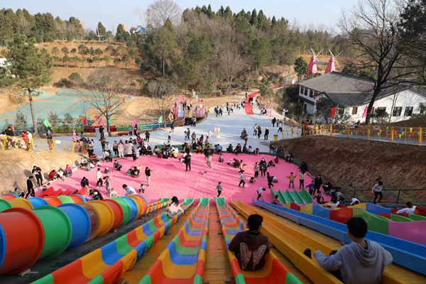 乐游亲子园游人笑开颜信阳市浉河区金牛山街道森林王国亲子乐园盛大