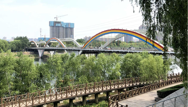 漯河：“彩虹桥”维护刷漆 “焕新颜”