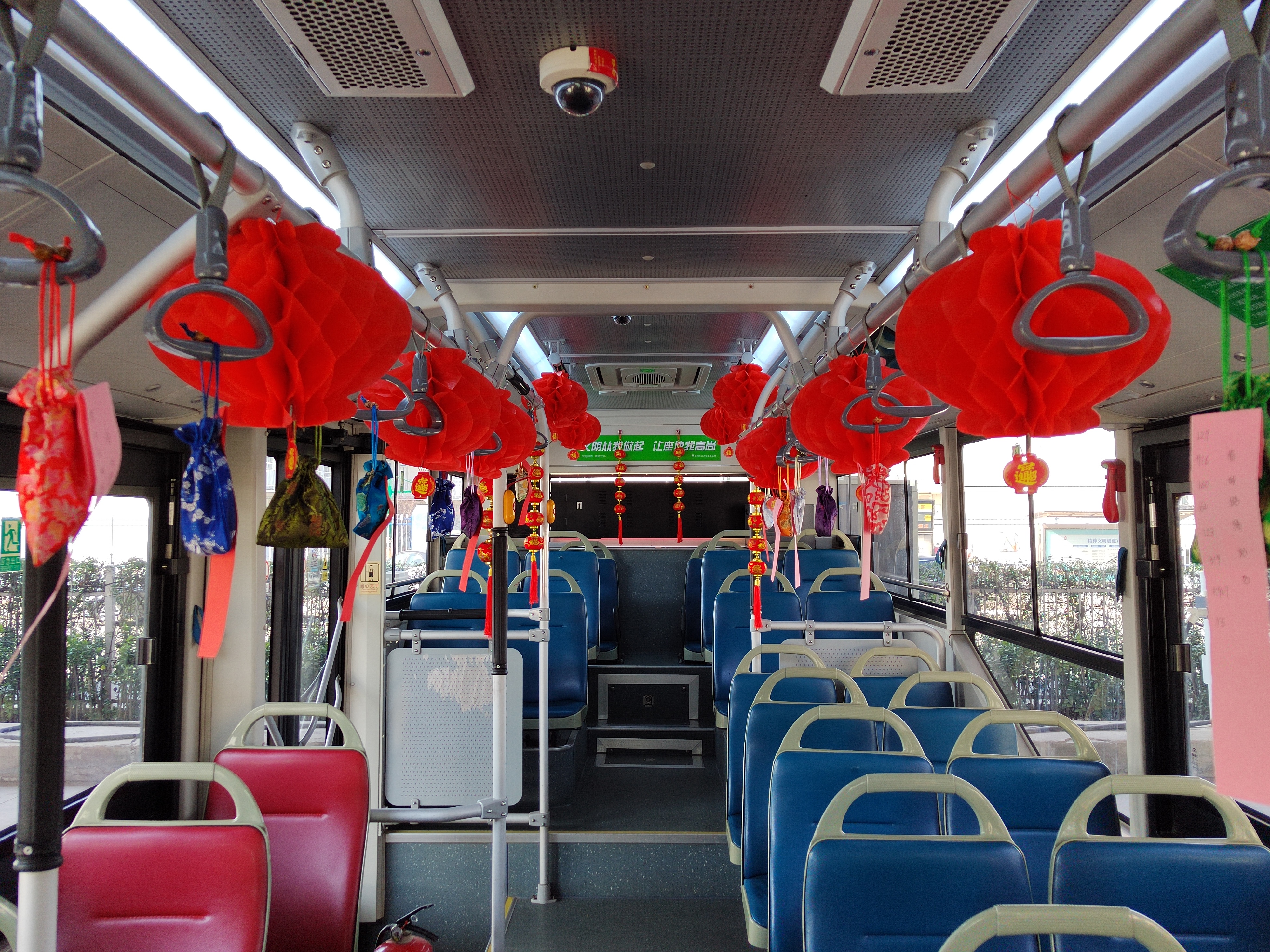 郑州公交元宵节主题车厢拉满欢乐节奏