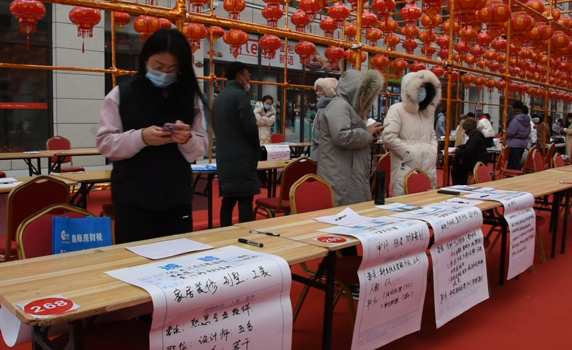2023年“濮阳示范区就业援助招聘会”在滨湖湾商业街隆重举行