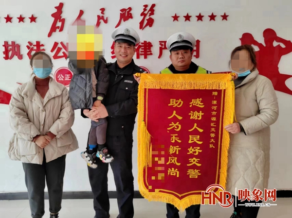 5岁萌娃骑“平衡车”街头走失 漯河交警变身奶爸共助团圆