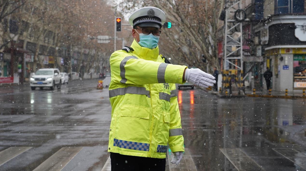 西峡交警：雪天保畅通 展现最美雪“警”