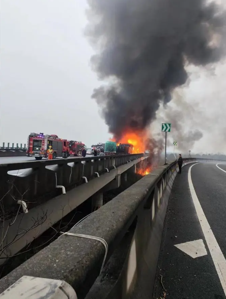湖南一高速收费站附近多车相撞起火，网传视频显示大货车小车挤在一起
