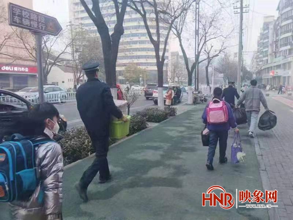 新学季开学！漯河城管护航学生安全有序返校