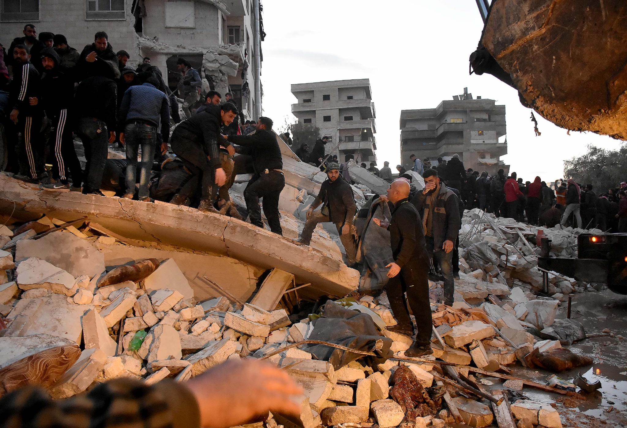 土耳其地震已致近8000人遇难叙利亚废墟下仍埋数百个家庭