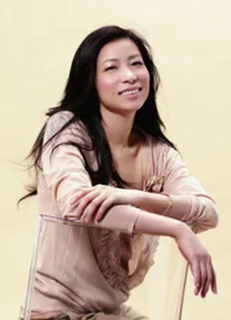 张小娴 1967年11月3日出生于香港,当代女作家,阿里文学签约作者 。著有散