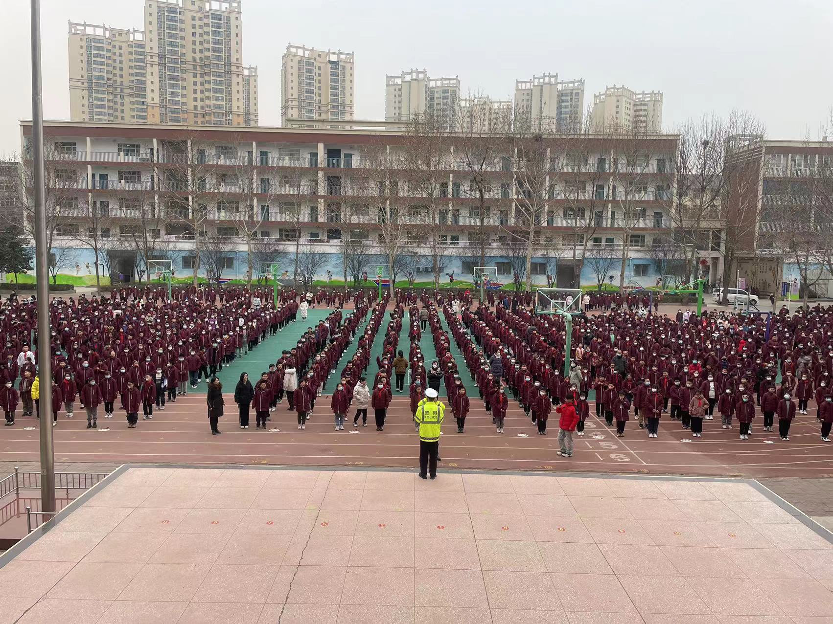 “一盔一带，安全常在”强化安全教育 守护学生安全