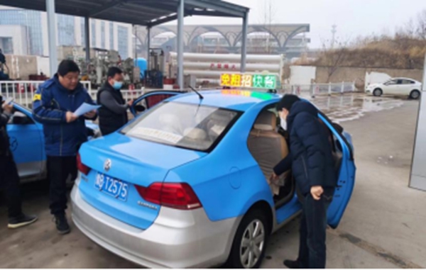 以整洁的出租车面貌迎接开封市创建国家级文明城市工作