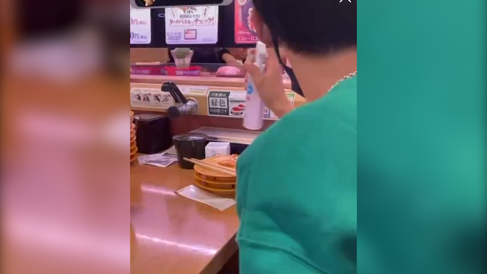 日本接连曝出“寿司店丑闻！一少年冲传送带上的寿司狂喷酒精喷雾