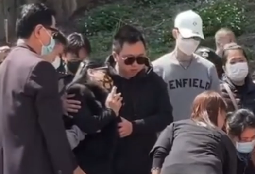 蔡天凤遭残杀分尸案曝光4天后丈夫露面,与家属赴凶案现场祭拜,母亲痛哭怒斥前女婿狼心狗肺-大象网