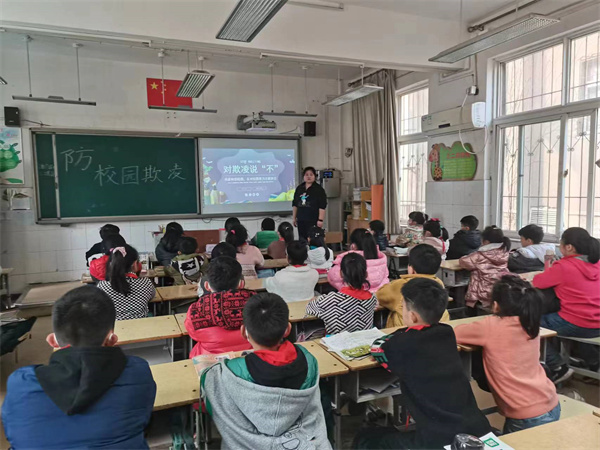 南关小学大队辅导员邹梦迪老师表示,学校将持续进行防校园欺凌等安全