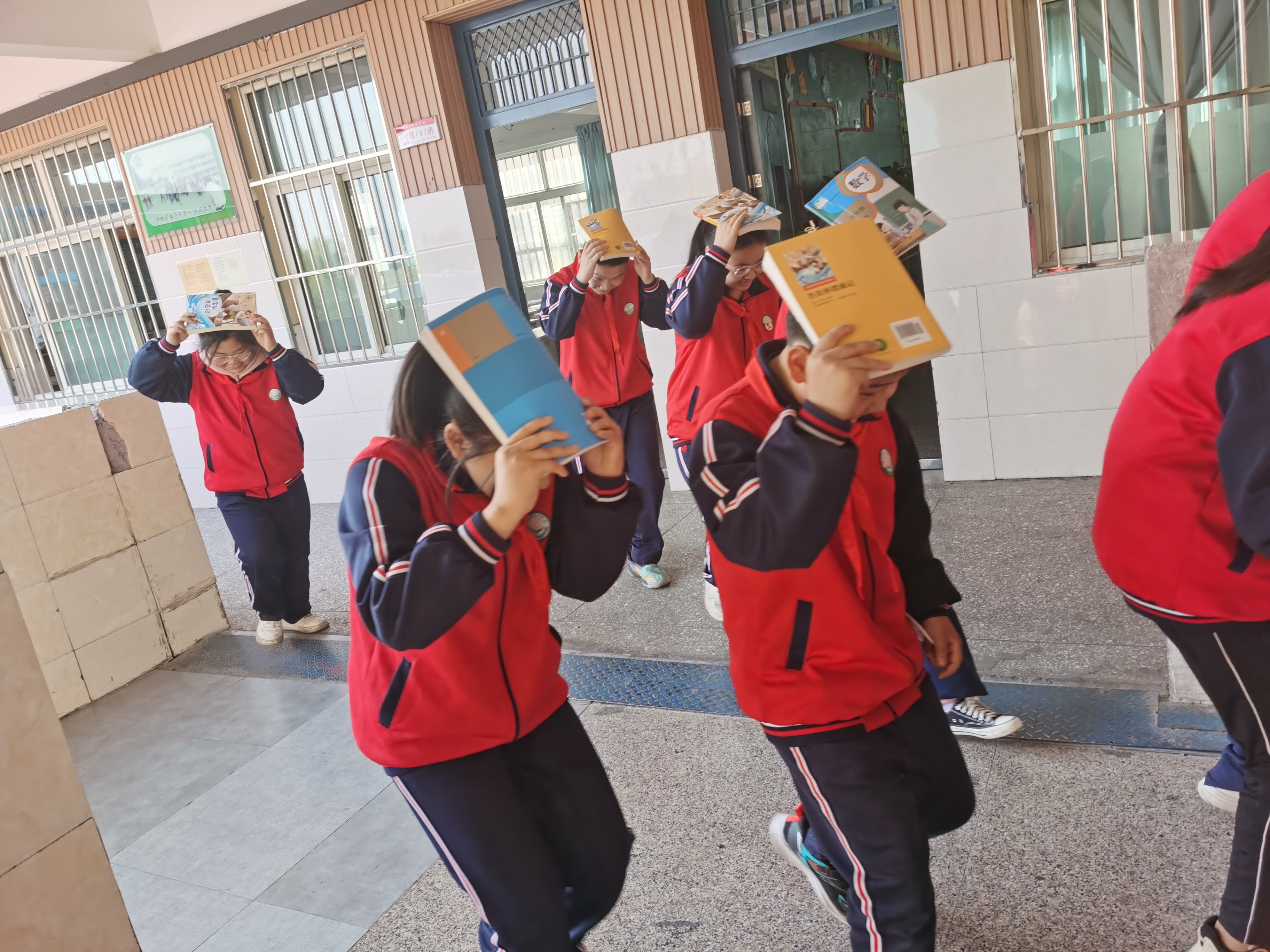 济源济水西关学校举行防震安全演练