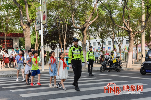 漯河：青春绽芳华 “马路天使”倾情守护平安回家路