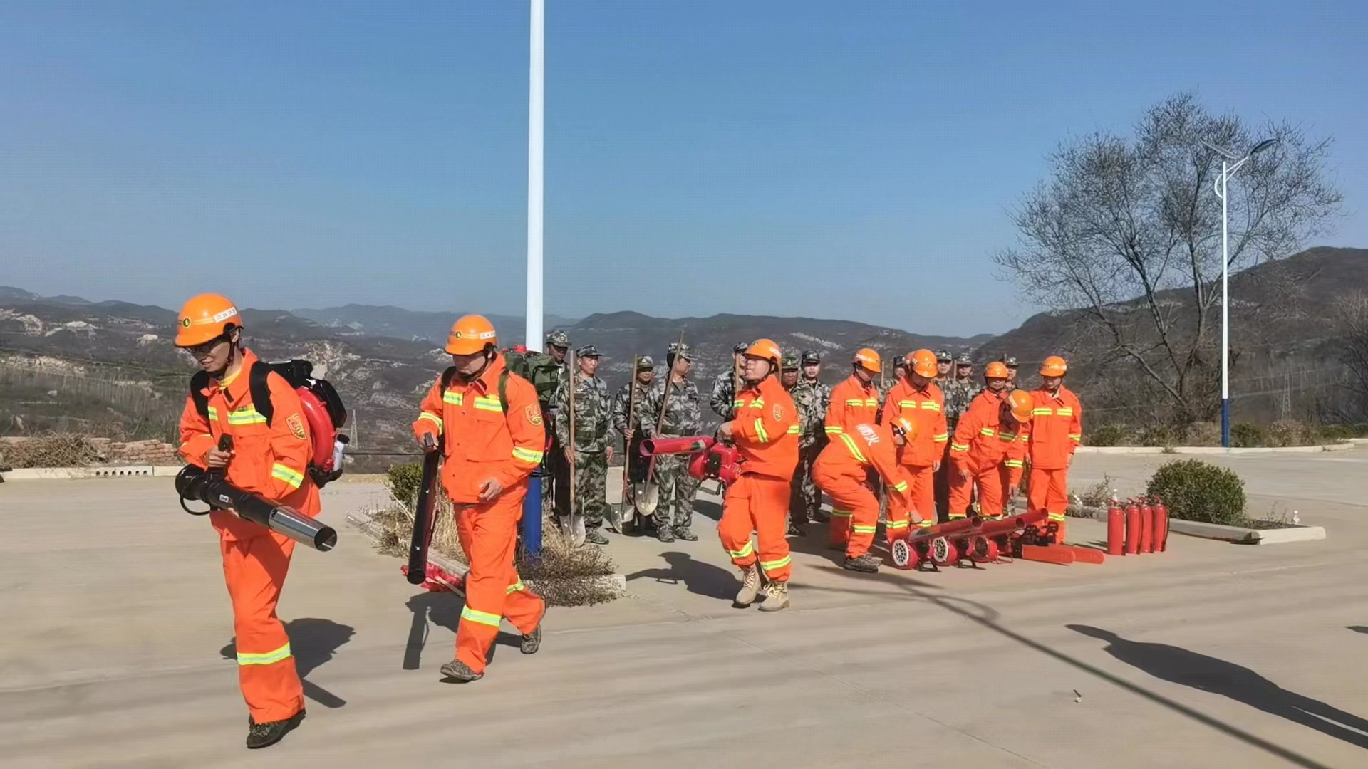 以练提能防患未燃博爱县寨豁乡开展民兵应急排森林消防演练