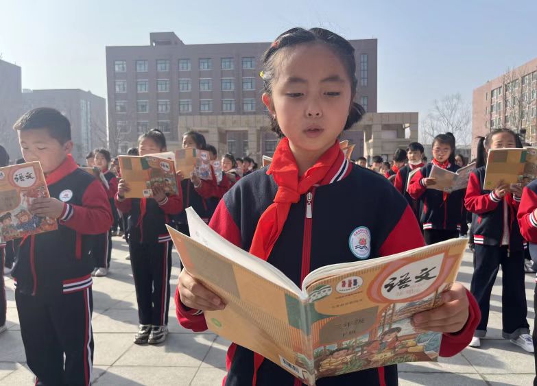 项城市莲溪小学开展学习雷锋经典诵读活动