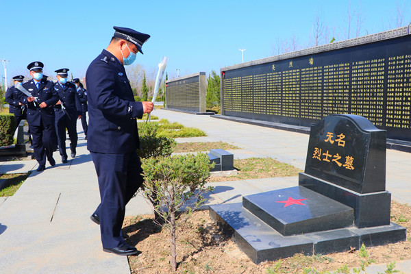 周口市公安局水上分局赴周口烈士陵园开展主题党日活动