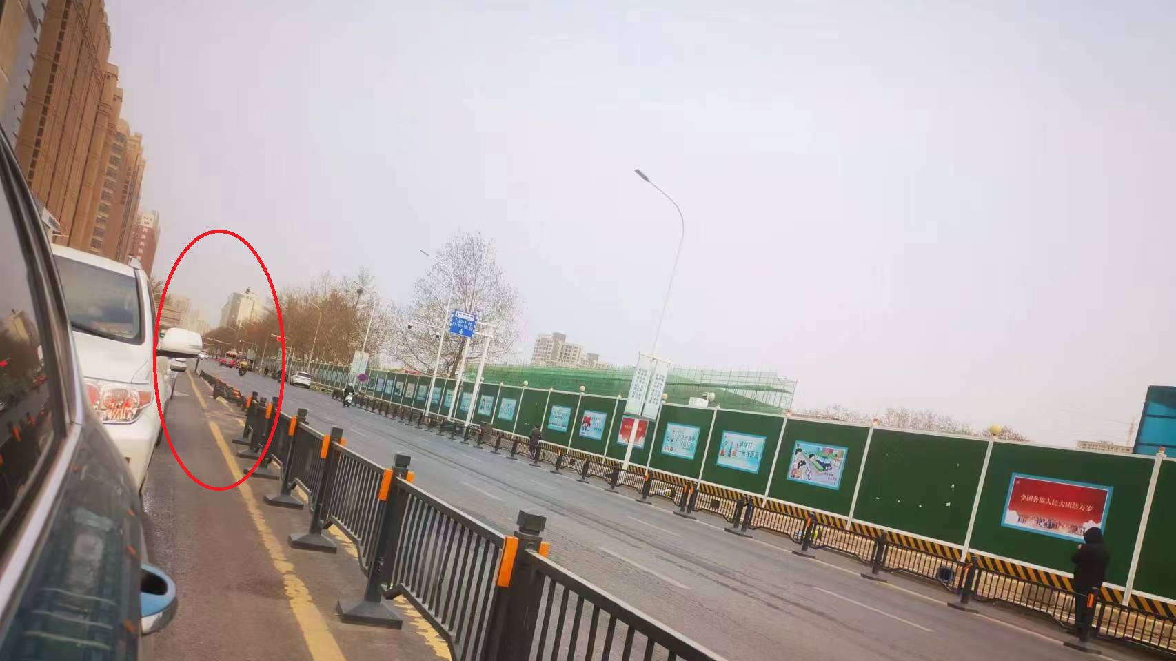 风大！郑州多条路段护栏被“吹倒”，通行请小心！