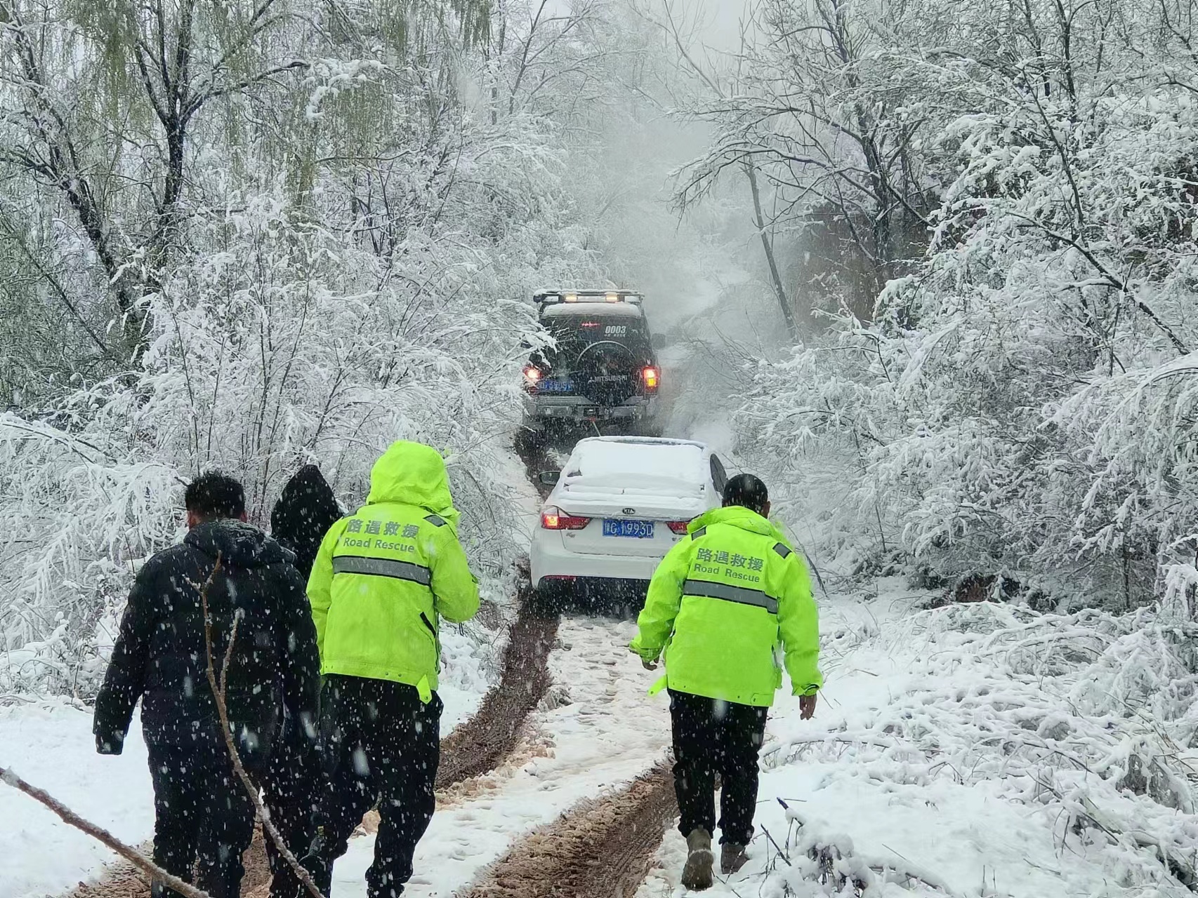 河南洛阳：夜钓群众因大雪导致人车被困，救援车辆拖拽施救