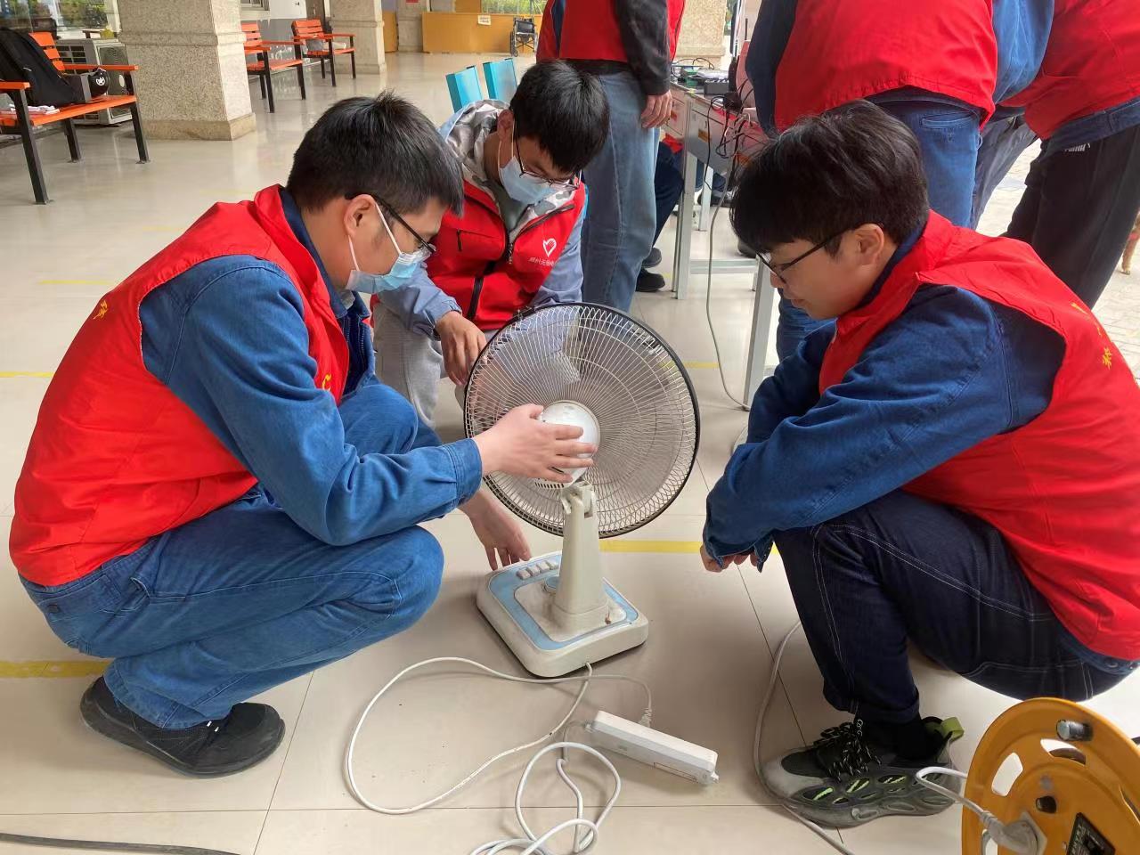 学雷锋办实事维修家电进社区贴心服务暖人心