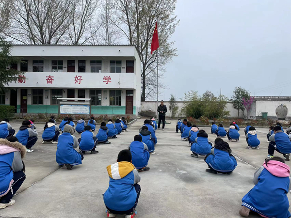 西平县师灵镇白庙小学开展春季消防安全演练活动