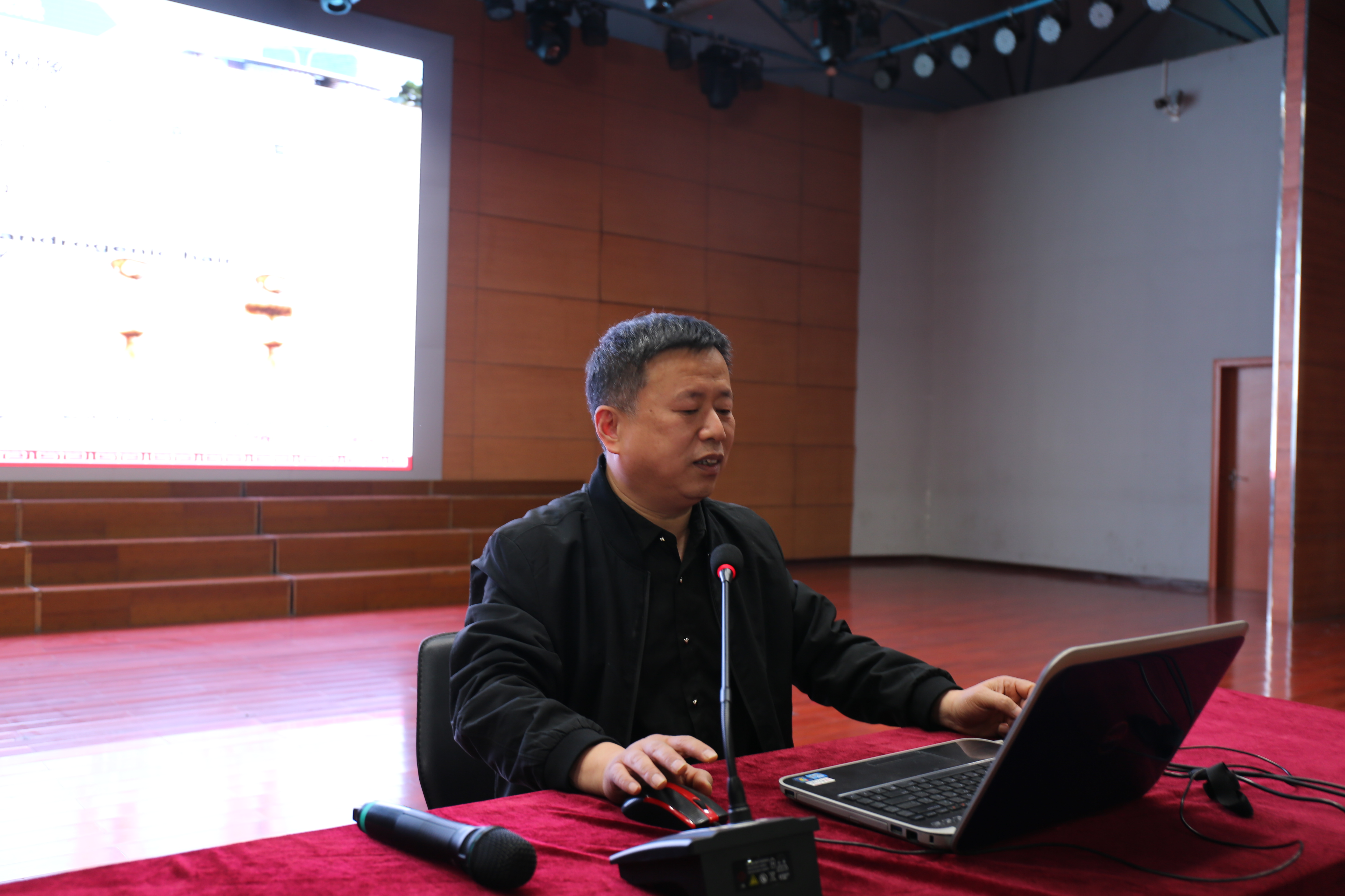 商丘市中医院儿科专家邹文庆李翠莲受邀到商丘市第一实验小学开展青春