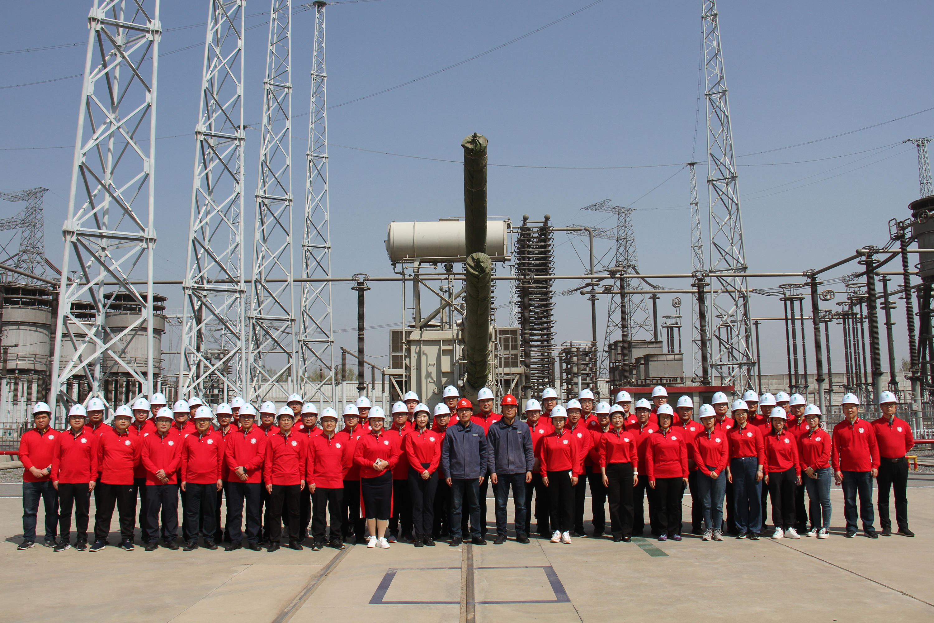 现场教学来真的55名青干走进特高压中州换流站