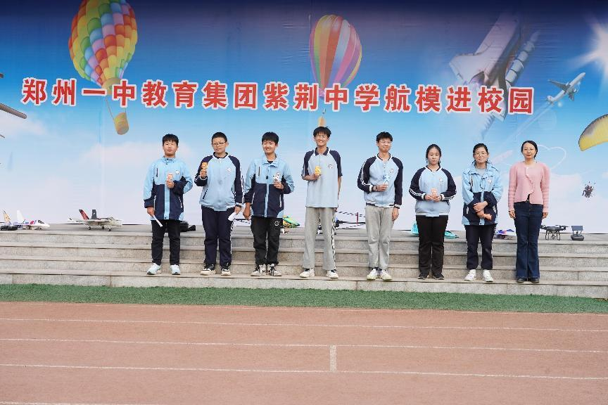 航模展演进校园畅飞心中科技梦郑州一中教育集团紫荆中学举办航模进