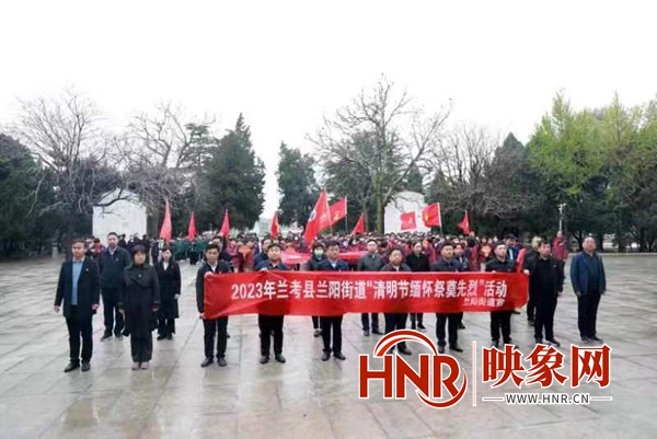 兰考县兰阳街道在焦裕禄纪念园开展“清明节缅怀祭奠先烈”活动