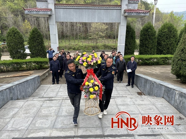确山县石滚河镇:清明祭扫忆先烈 英雄遗风共传承