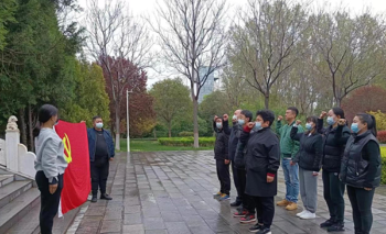 清明时节春雨浓 缅怀先烈情亦深 修武县总工会开展清明祭扫先烈活动