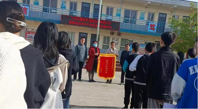 拾金不昧雷锋式好少年 鹤壁经济技术开发区“追锋”少年收获锦旗