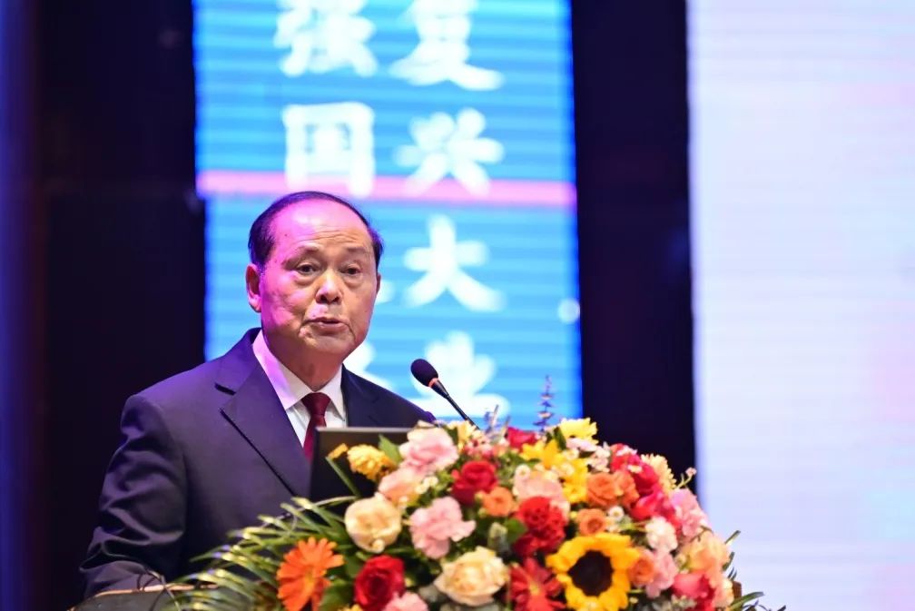 首页>焦作>正文>开幕式结束后,沁阳永威学校校长蔡林森作了大会主题