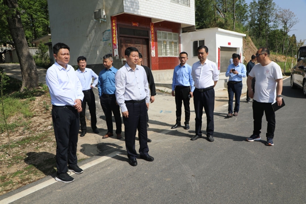 信阳市浉河区区长赵军华调研区国土绿化工作