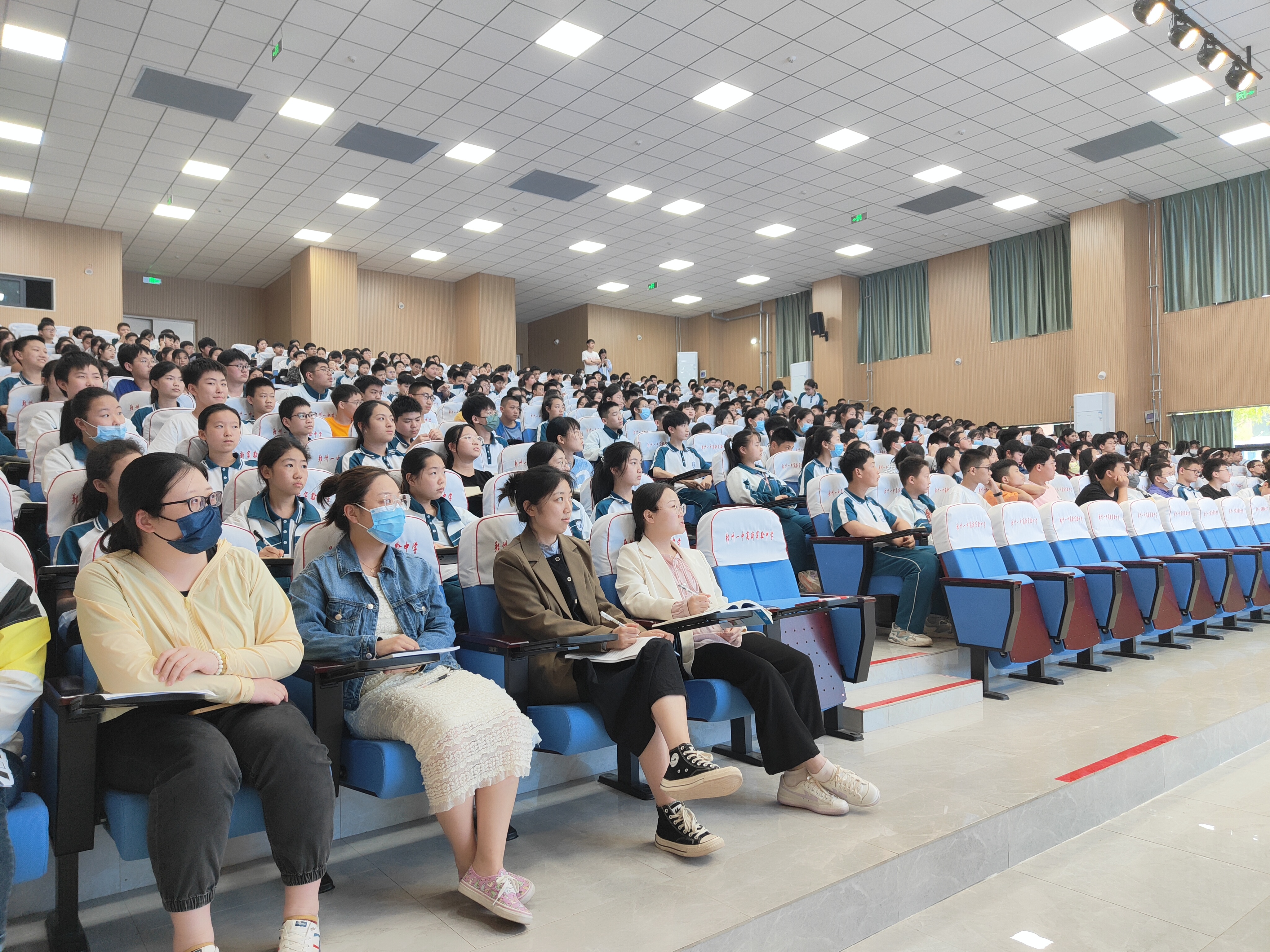 少年成长法治护航郑州一中高新实验中学开展法制讲座