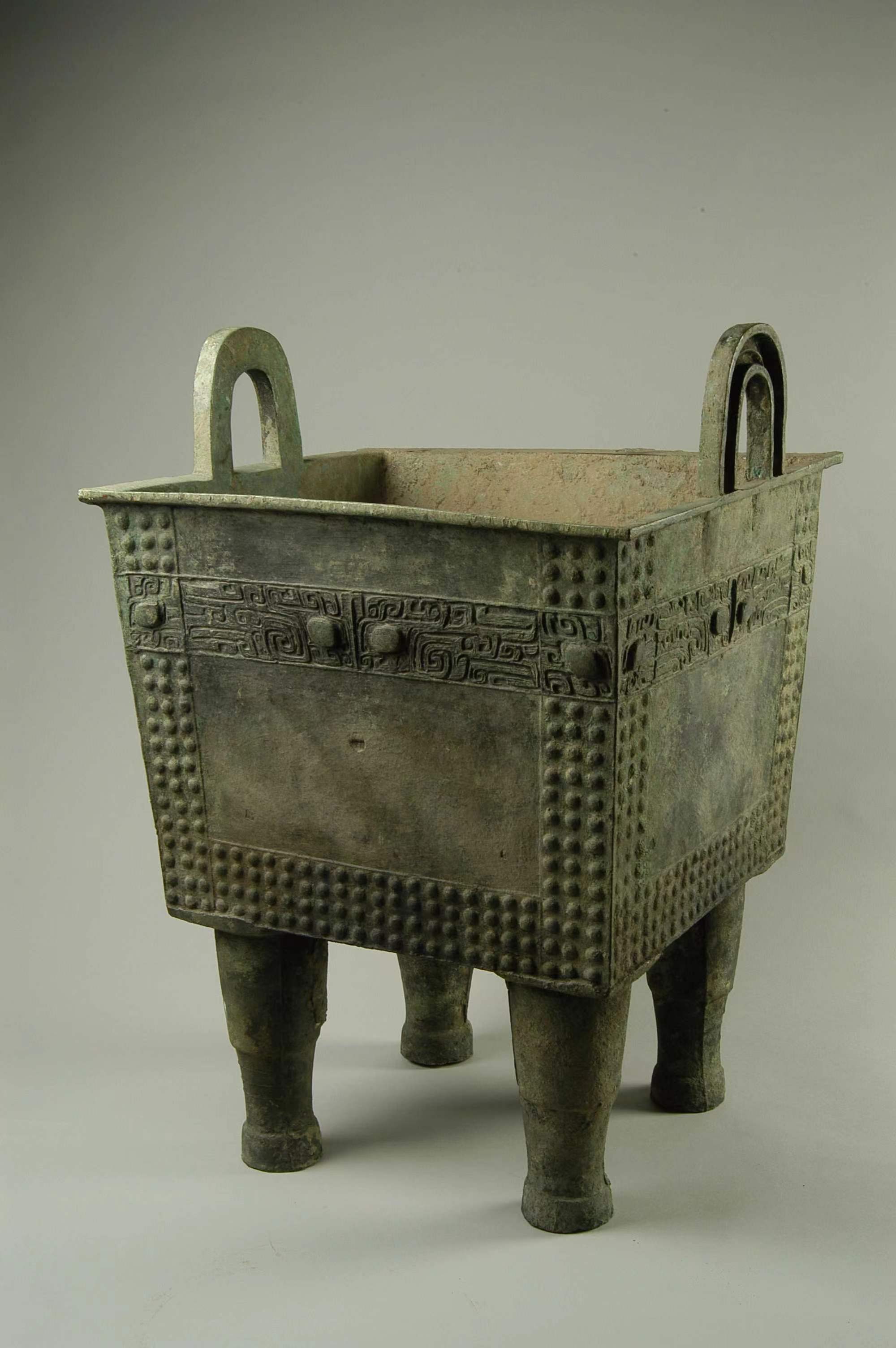 导游:对呀,其中最有名的就是杜岭方鼎.