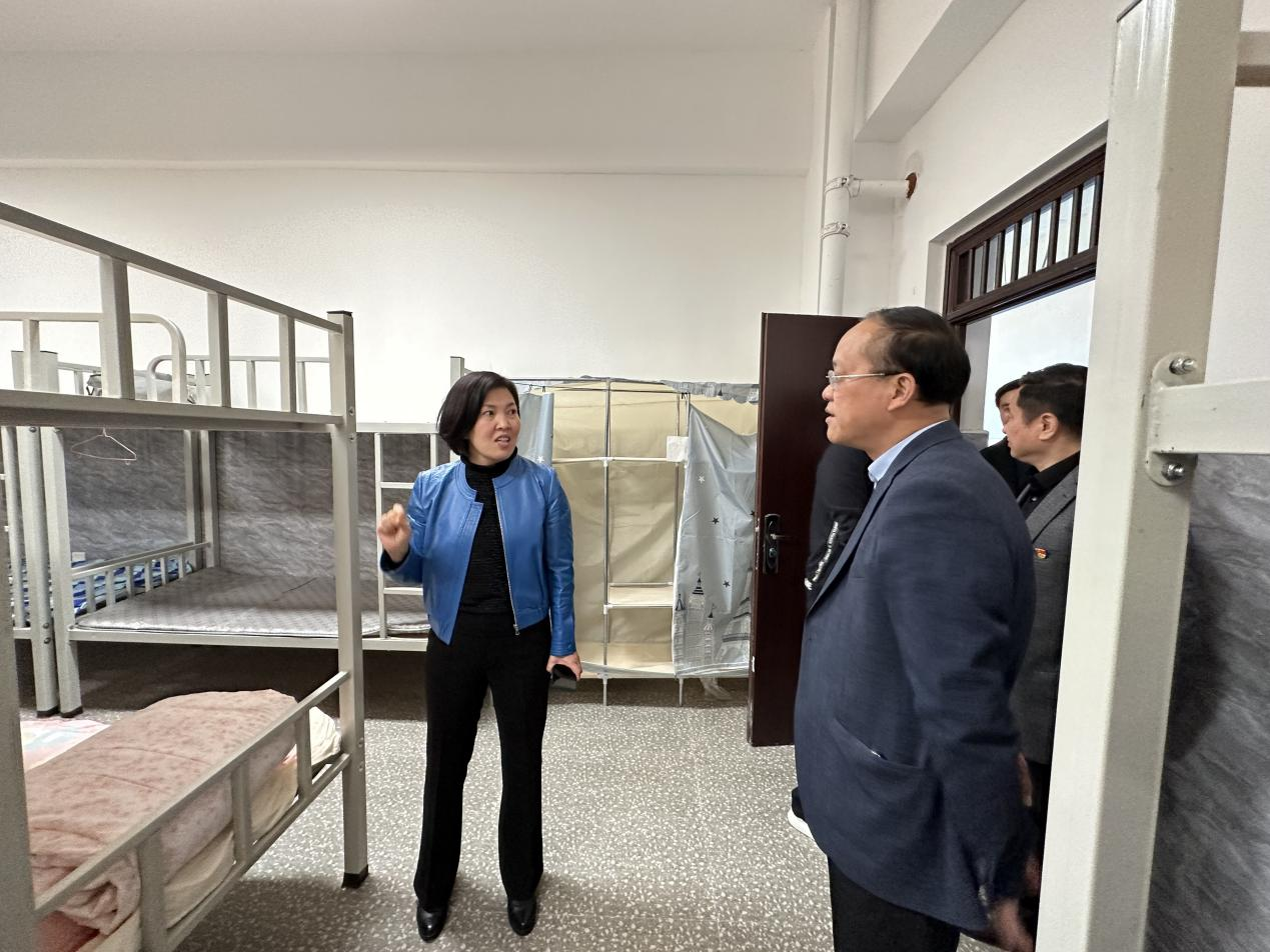 郑州市管城区教育局领导调研郑州四中管城校区校园安全工作