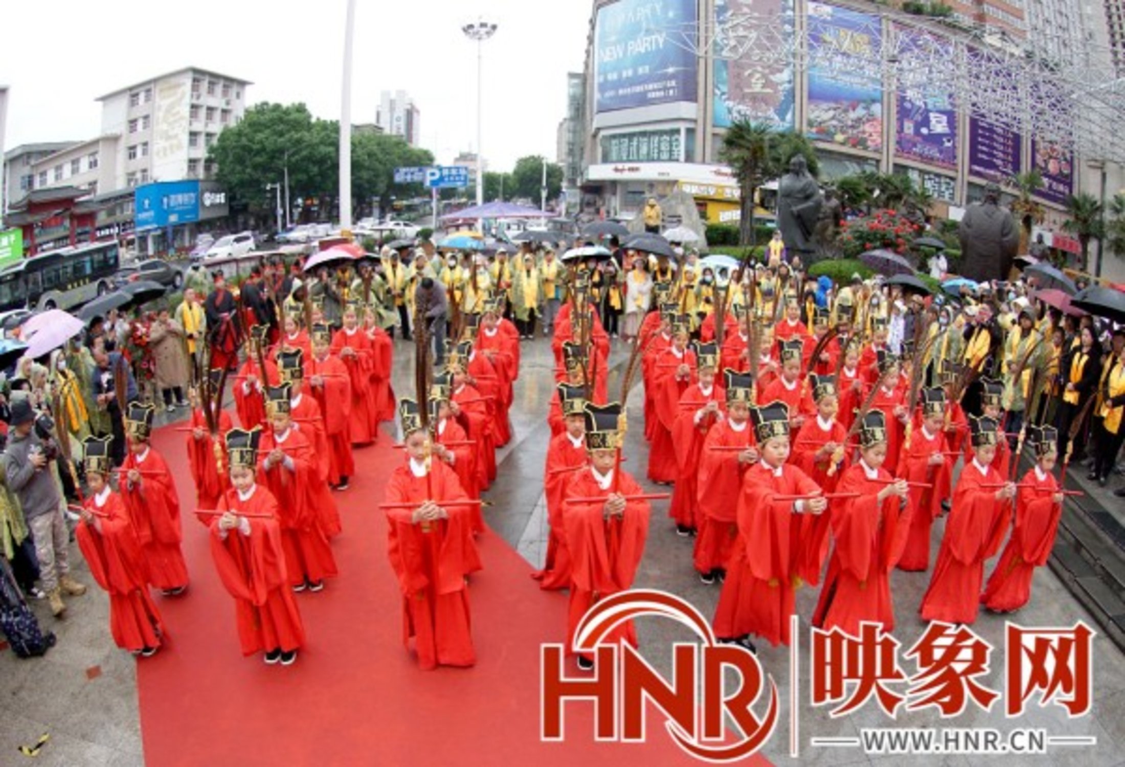 新乡市红旗区向阳小学佾舞社团受邀参加新乡市癸卯年祭祖典礼