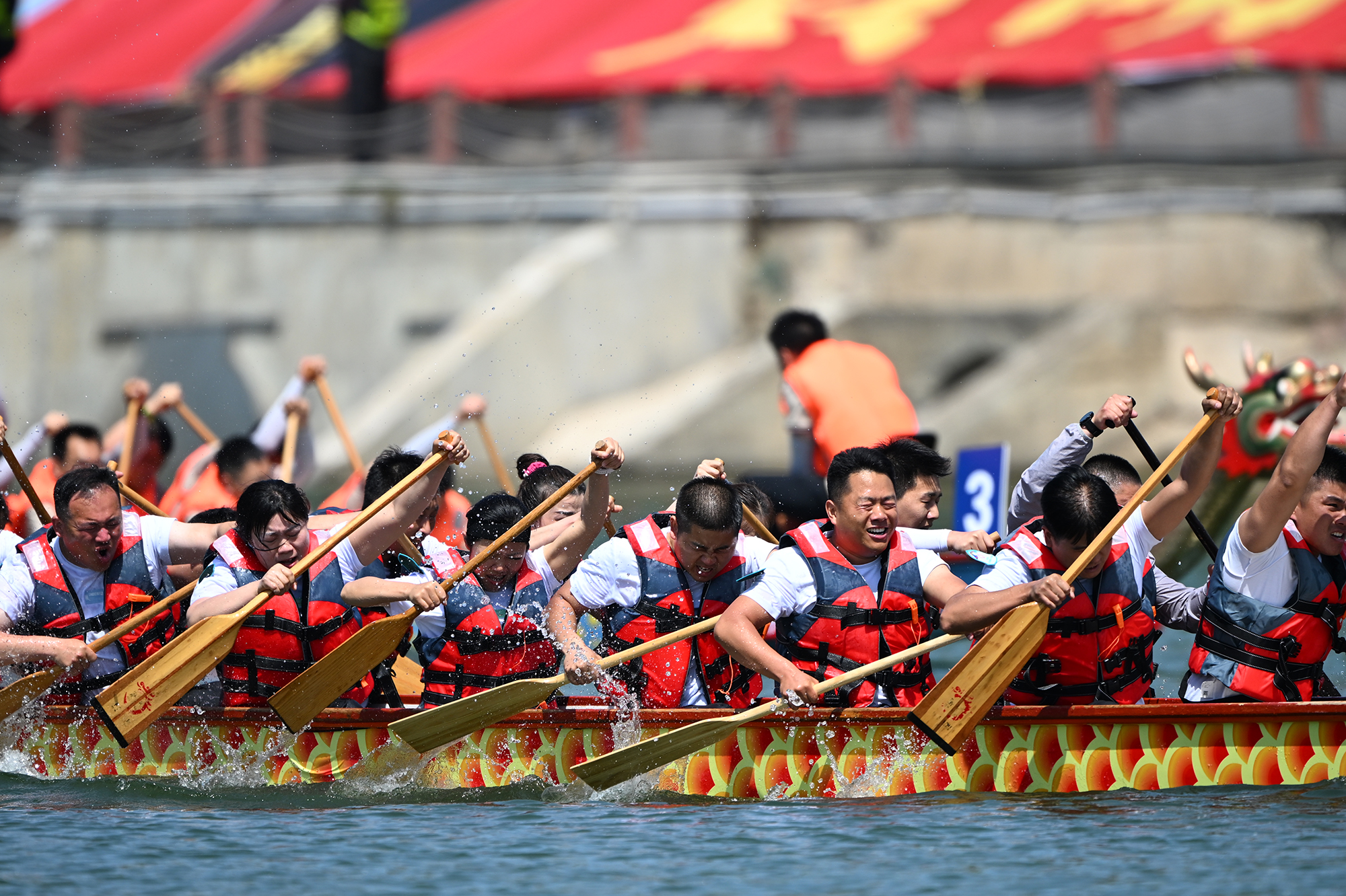 千人划桨万人观看2023漯河龙舟公开赛鸣枪开赛