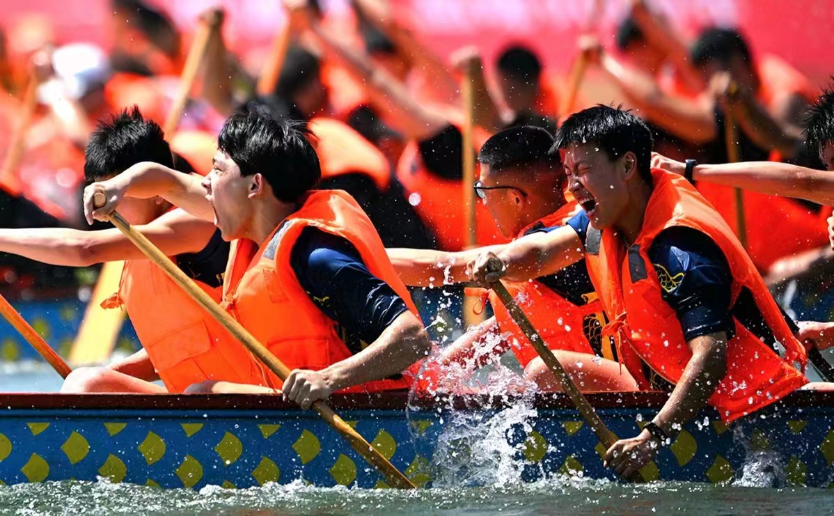 千人划桨万人观看2023漯河龙舟公开赛鸣枪开赛