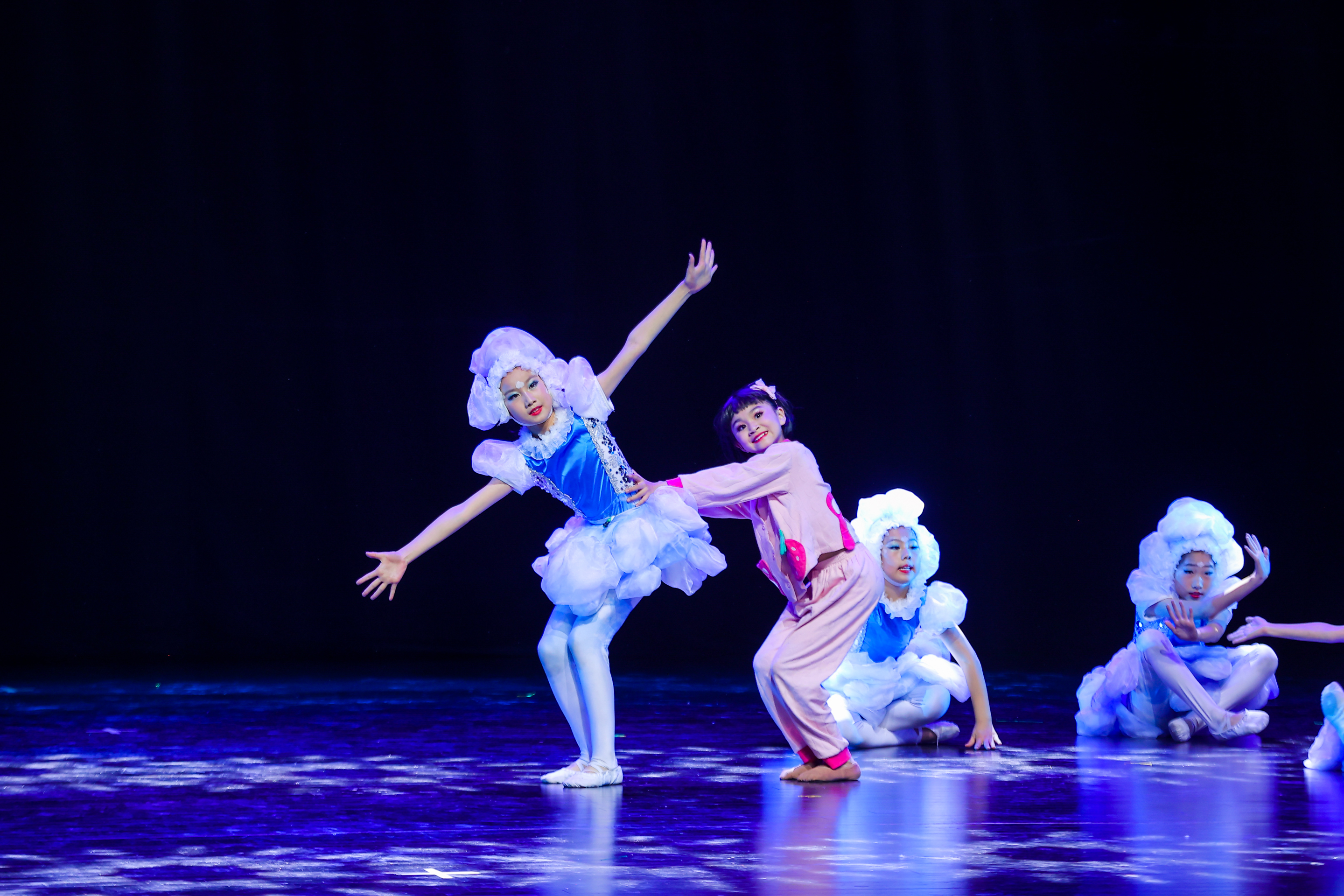 17个原创少儿舞蹈舞彩缤纷作品轮番绽放展现小荷风采