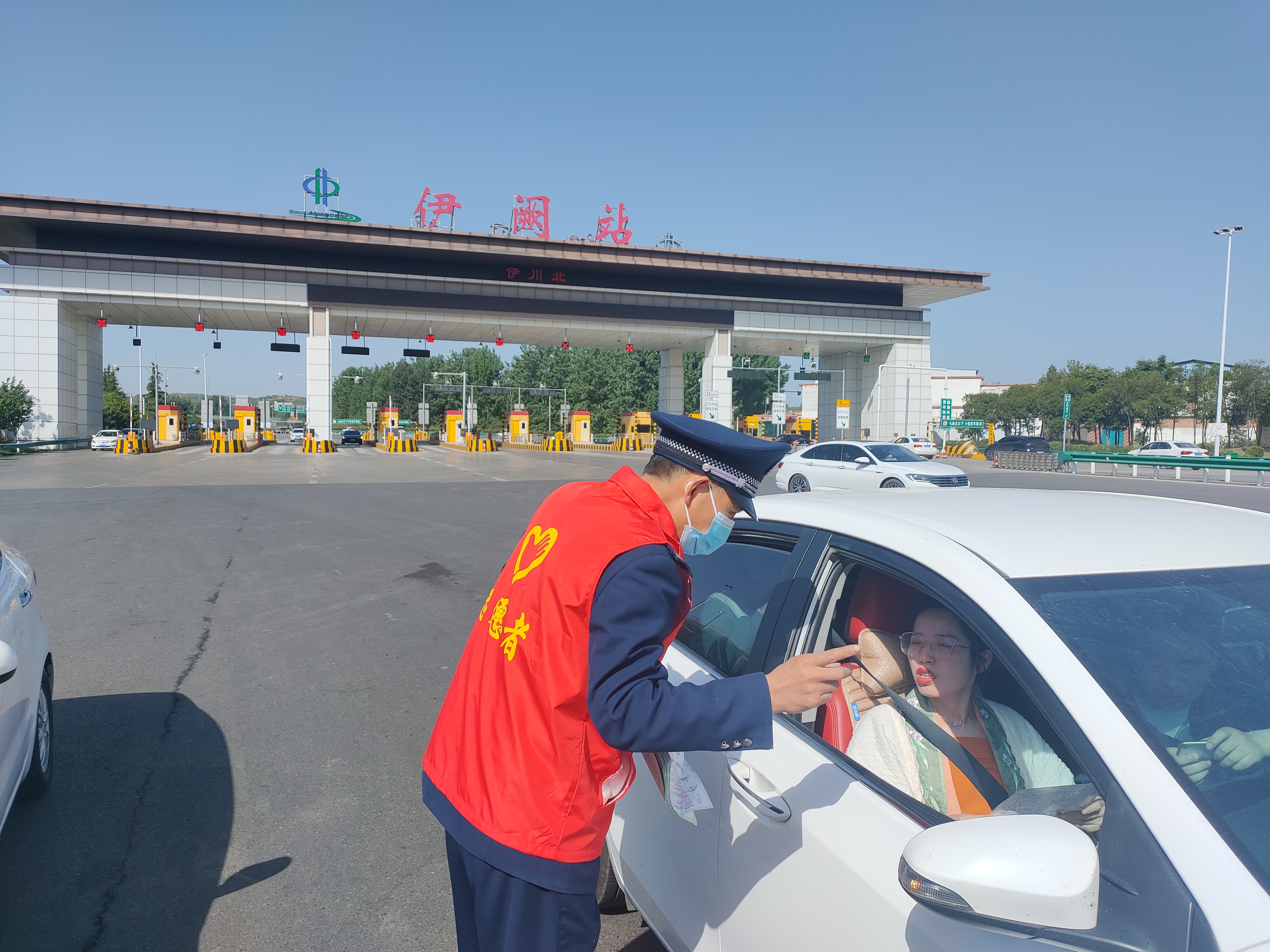 宁洛高速伊阙收费站工作人员又添新头衔文旅推介官