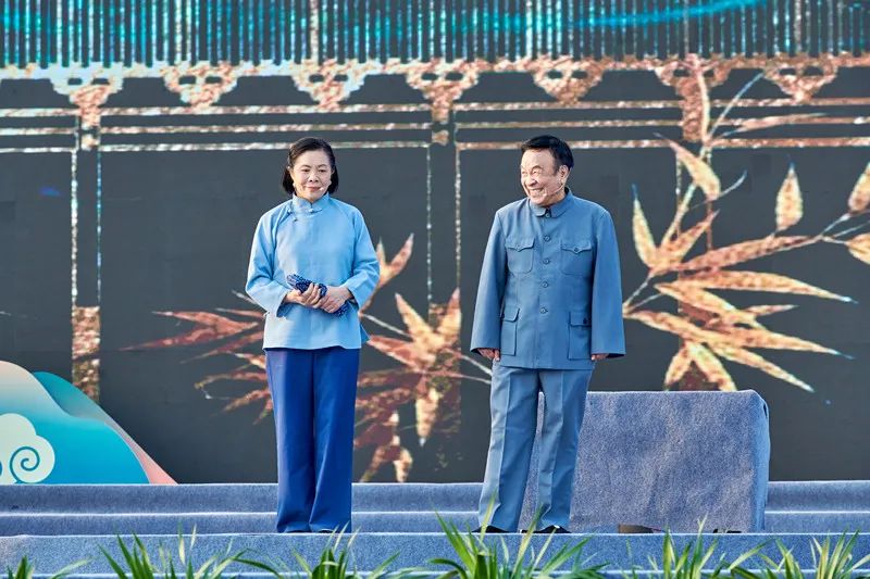 豫剧表演艺术家任宏恩和崔玉荣带来了一段经典豫剧《倒霉大叔的婚事