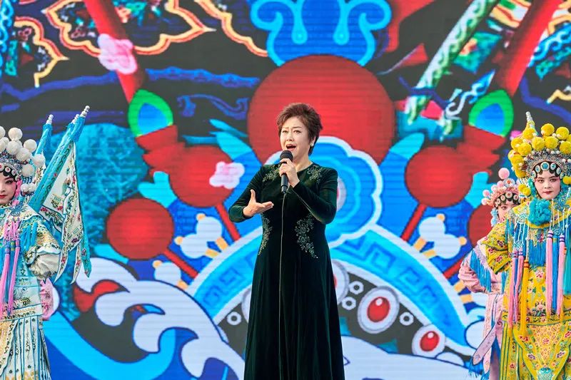 豫剧表演艺术家任宏恩和崔玉荣带来了一段经典豫剧《倒霉大叔的婚事