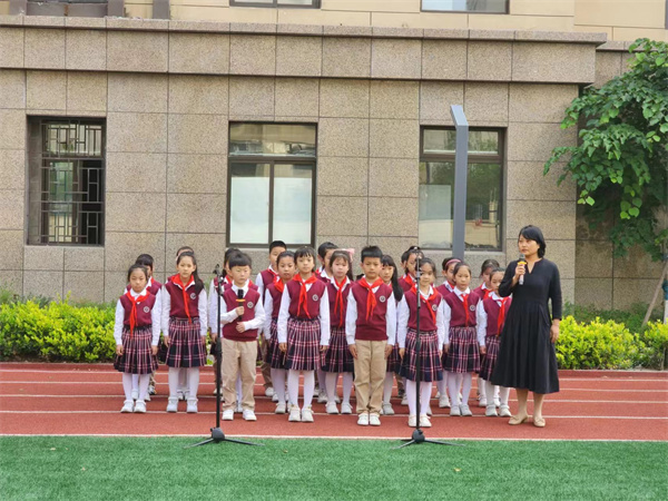 郑州市管城区创新街小学团结校区举行护士节主题升旗仪式