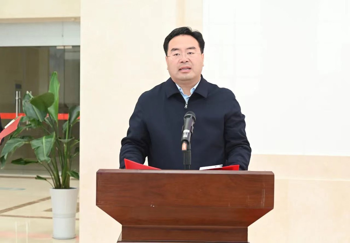 启动仪式上,新乡县委书记祝显成,县长李绍青为"益企同心行"活动揭幕.