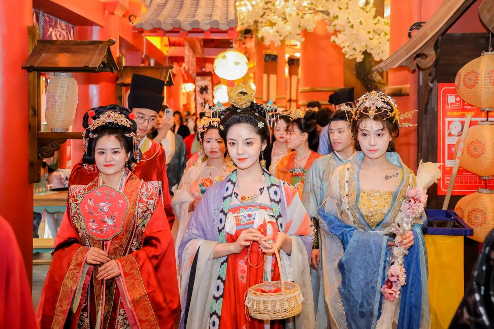母亲节花式宠妈5月11日5月14日带妈妈免费打卡郑州星河里唐宫夜宴实景
