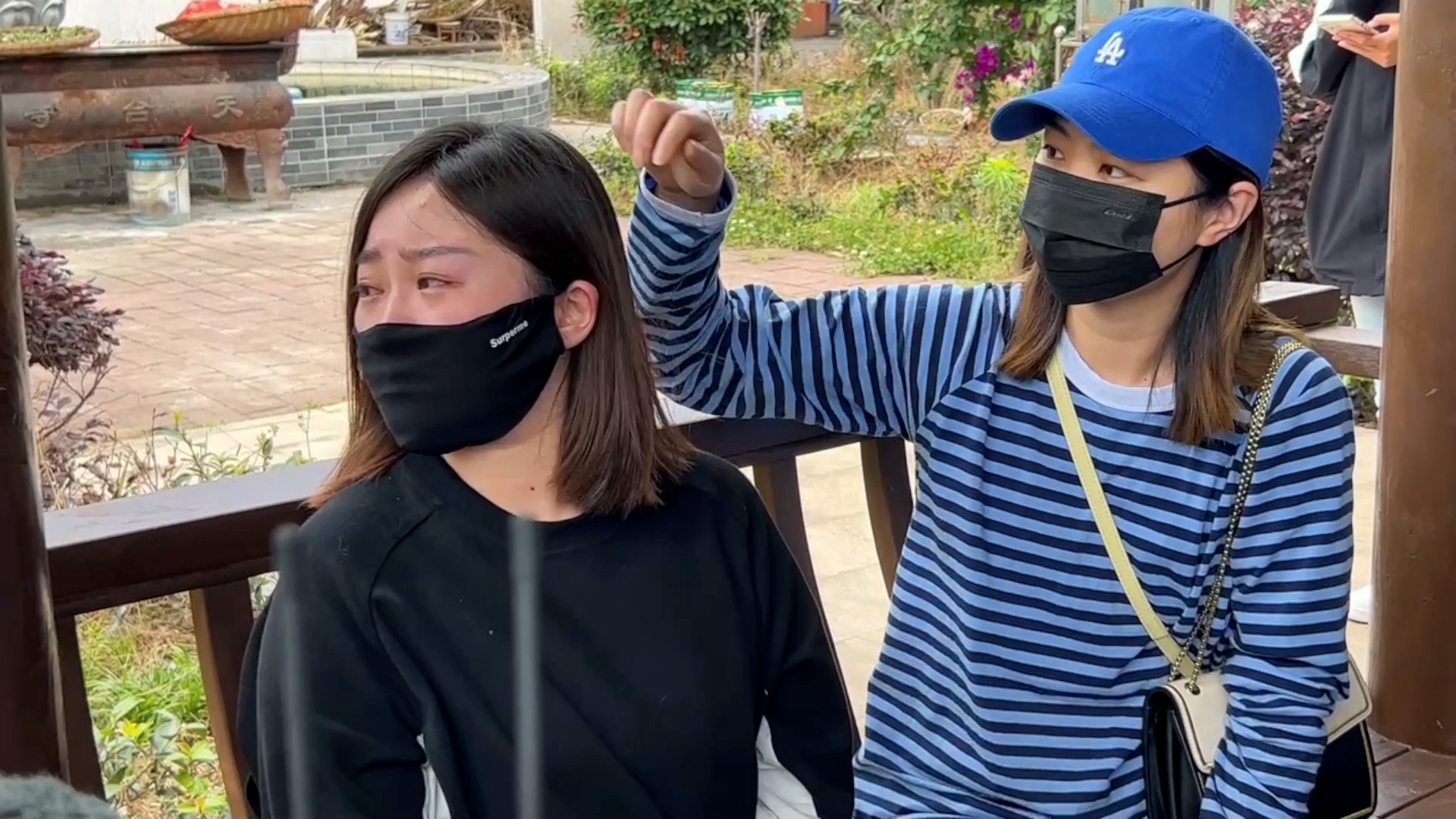 重庆姐弟坠亡案宣判后母亲祭奠孩子