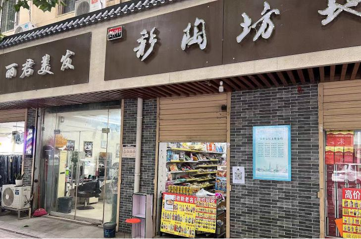 首页>河南法治报道>正文>此次行动,有效地规范了门头牌匾的统一